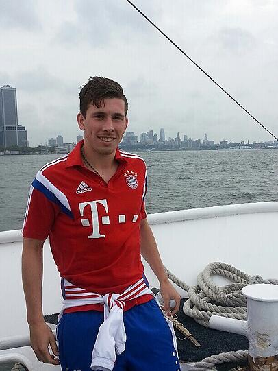 Pierre Emile Hojbjerg scsheint die Fahrt auf dem Hudson river zu genießen.