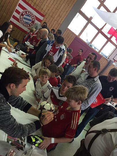 Mario Götze stattete den Red Stars Attenhausen einen Besuch ab