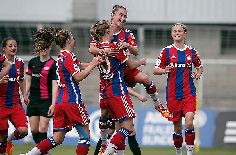 Torjubel der Bayern-Frauen gegen die SG Essen - in der Mitte die Niederländerin Vivianne Miedema.