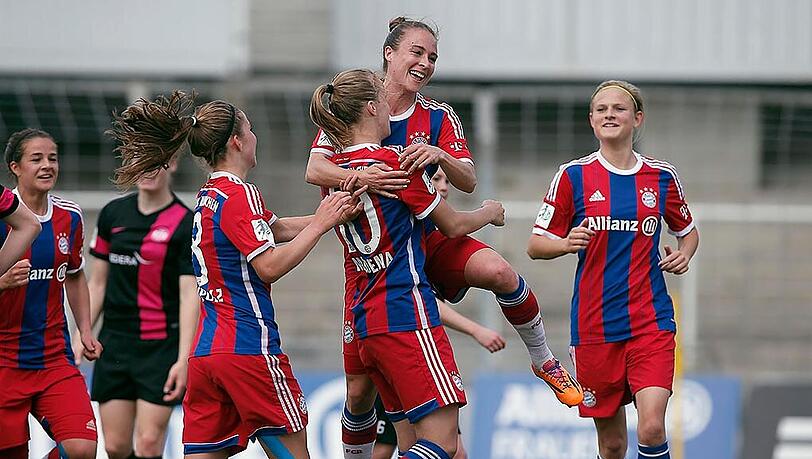 Torjubel der Bayern-Frauen gegen die SG Essen - in der Mitte die Niederländerin Vivianne Miedema. Torjubel der Bayern-Frauen gegen die SG Essen - in der Mitte die Niederländerin Vivianne Miedema.