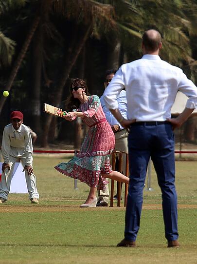 Kate und William beim Cricketspielen während ihrer großen Indien-Tour.