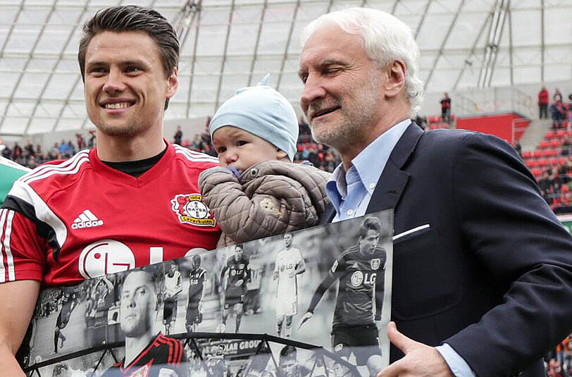 Bayer Leverkusens Manager Rudi Völler (rechts) verabschiedete Neu-Löwe Sebastian Boenisch am 21. Mai.