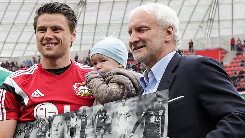 Bayer Leverkusens Manager Rudi Völler (rechts) verabschiedete Neu-Löwe Sebastian Boenisch am 21. Mai. Bayer Leverkusens Manager Rudi Völler (rechts) verabschiedete Neu-Löwe Sebastian Boenisch am 21. Mai.