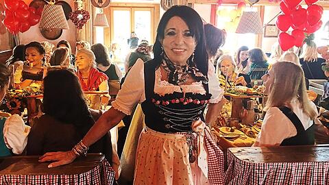 Gastgeberin der Herzen: Regine Sixt hat ihre besten Freundinnen zu Käfer auf die Wiesn eingeladen.