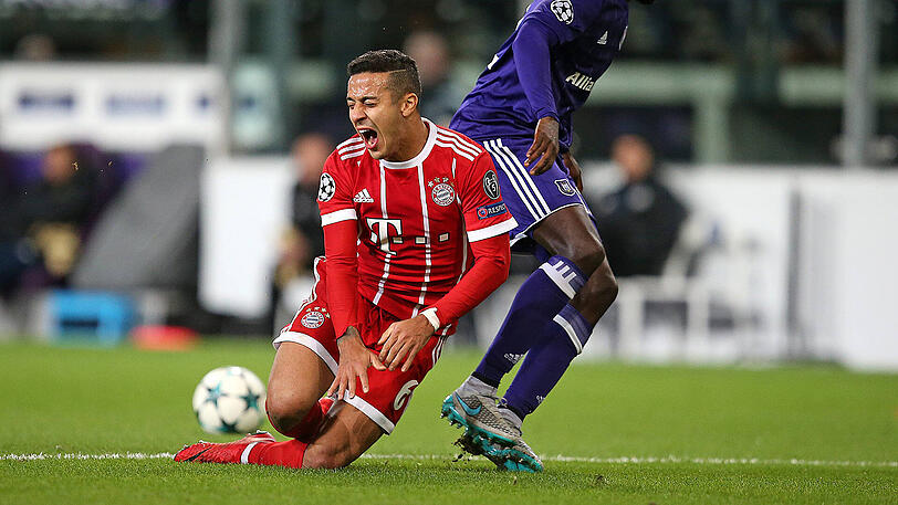 THIAGO | Muskelteilriss im Oberschenkel | Es war der Schockmoment für die Bayern beim Spiel gegen Anderlecht: Nach einem Zweikampf mit Sven Kums in der 42. Spielminute bleibt der spanische Edeltechniker rücklings auf dem Boden liegen und bittet sofort um die Auswechslung. "Er hat höchstwahrscheinlich eine schwere Muskelverletzung", zeigte sich Jupp Heynckes nach dem Spiel besorgt. "Er fällt sicher länger aus, wahrscheinlich mehrere Monate", so die düstere Prognose von Sportdirektor Hasan Salihamidzic. Thiago verließ das Stadion am späten Mittwochabend auf Krücken. Am Donnerstagabend kam dann die offizielle Diagnose: Muskelteilriss im Oberschenkel. Der Spanier wird mehrere Wochen, gar Monate, ausfallen. Fazit: Das wird noch dauern!