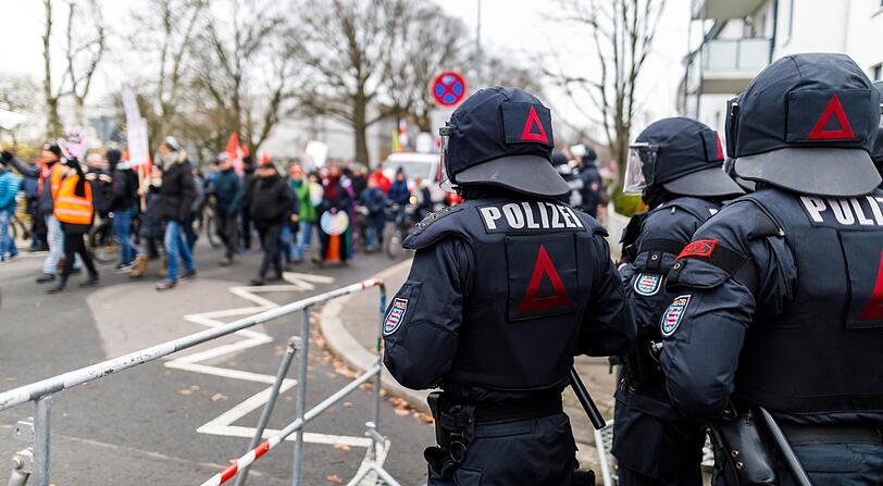 02.12.2017, Niedersachen, Hannover: Polizisten stehen nahe dem HCC Hannover Congress Centrum, um den Bundesparteitag der Alternative für Deutschland (AfD) zu schützen.