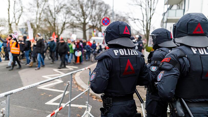 02.12.2017, Niedersachen, Hannover: Polizisten stehen nahe dem HCC Hannover Congress Centrum, um den Bundesparteitag der Alternative für Deutschland (AfD) zu schützen. 02.12.2017, Niedersachen, Hannover: Polizisten stehen nahe dem HCC Hannover Congress Centrum, um den Bundesparteitag der Alternative für Deutschland (AfD) zu schützen.
