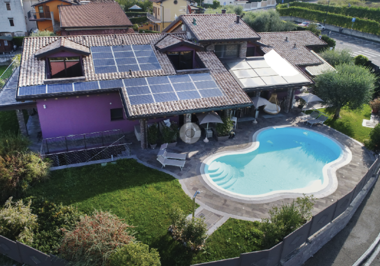 Sichern Sie sich jetzt Ihre Traumimmobilie: Ganz in der Nähe des Stadtkerns und der Seepromenade von Peschiera del Garda befindet sich diese wunderschöne Liegenschaft mit 2 Immobilieneinheiten, einem gemeinsamen beheizbaren Schwimmbad mit Whirlpool und privatem Garten von ca. 1.400 Quadratmetern.