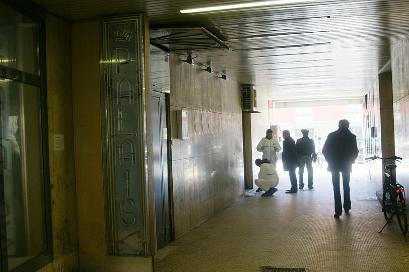 Eine Frau stirbt nach einem blutigen Vorfall im Nachtclub. Die Bilder von der Spurensicherung am "Kapitol" in der Arnulfstraße.