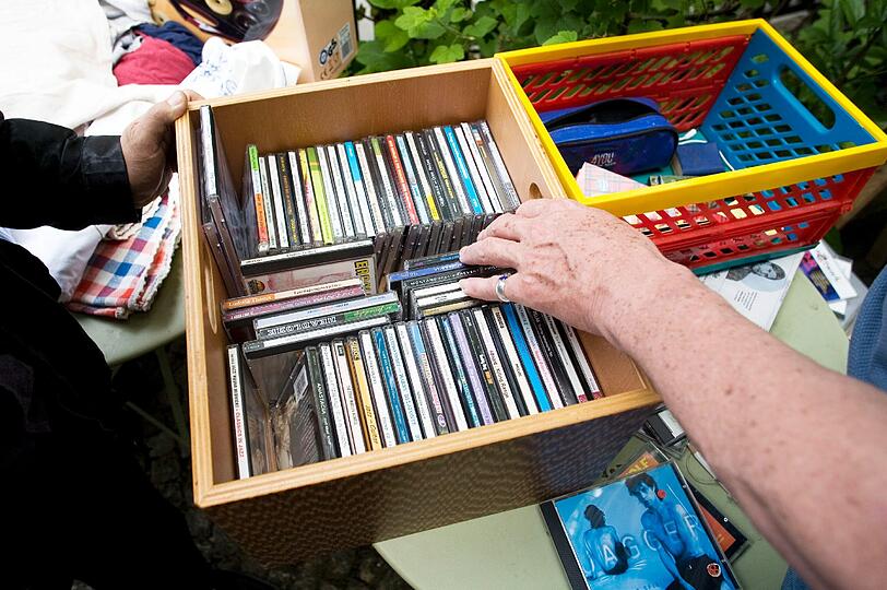 Blick hinter die Hausfassaden ins Grüne: der Gartenflohmarkt in Gern. Die Fotos.