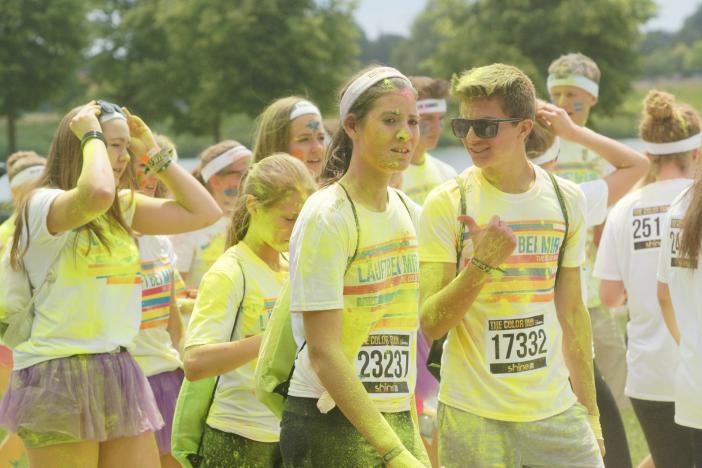 Beim Color Run steht der bunte Spaß im Mittelpunkt und nicht die sportliche Leistung. Die besten Bilder vom Lauf am Sonntag im Riemer Park.