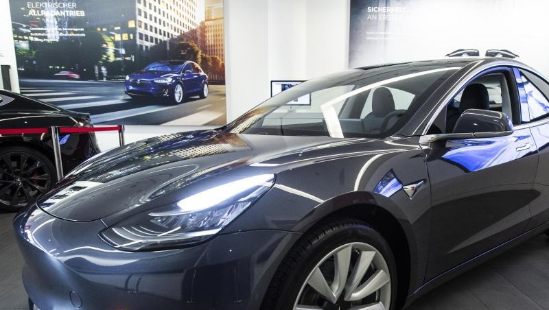Das Elektroauto Model 3 von Tesla steht in einem Ausstellungsraum. Das Elektroauto Model 3 von Tesla steht in einem Ausstellungsraum.