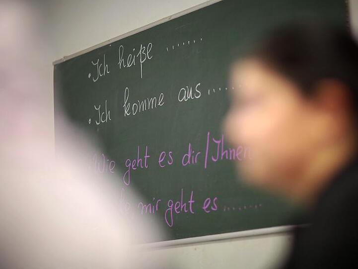 Die im Jahr 2005 eingeführten Integrationskurse bestehen aus einem Deutschkurs und einem "Orientierungskurs" zur Rechts- und Gesellschaftsordnung.