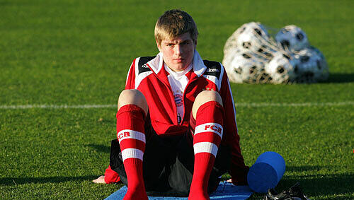 Toni Kroos ist 18 inzwischen. Ein Teenager, der beim FC Bayern als Top-Star der Zukunft gehandelt wird. Längst umwerben ihn andere Klubs – „aber die interessieren mich nicht“, sagt er. Toni Kroos ist 18 inzwischen. Ein Teenager, der beim FC Bayern als Top-Star der Zukunft gehandelt wird. Längst umwerben ihn andere Klubs – „aber die interessieren mich nicht“, sagt er.