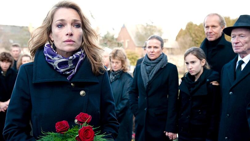 "Am Ende der Lüge": Mia (Aglaia Szyszkowitz) sorgt bei der Beerdigung ihrer Mutter für Unruhe. "Am Ende der Lüge": Mia (Aglaia Szyszkowitz) sorgt bei der Beerdigung ihrer Mutter für Unruhe.
