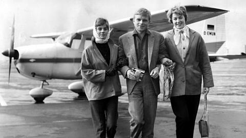 Der Schauspieler Hardy Krüger mit seiner Frau Renate (r) und Tochter Christiane im März 1959.