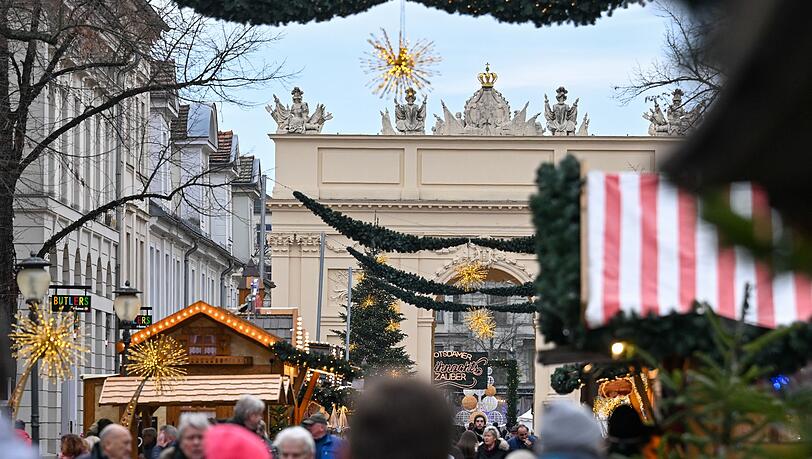 Der Einzelhandel erwartet für das diesjährige Weihnachtsgeschäft in den Monaten November und Dezember Umsätze in Höhe von 126,2 Milliarden Euro (Archivbild).