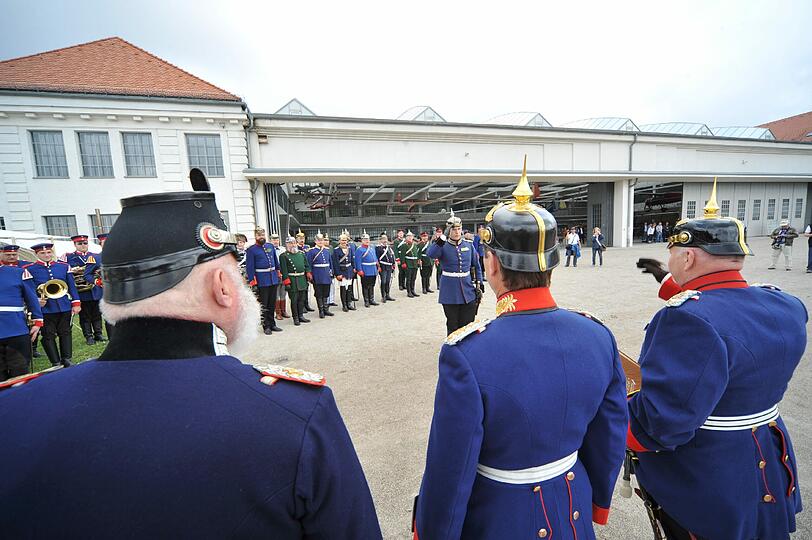 In preußischer Tracht ...