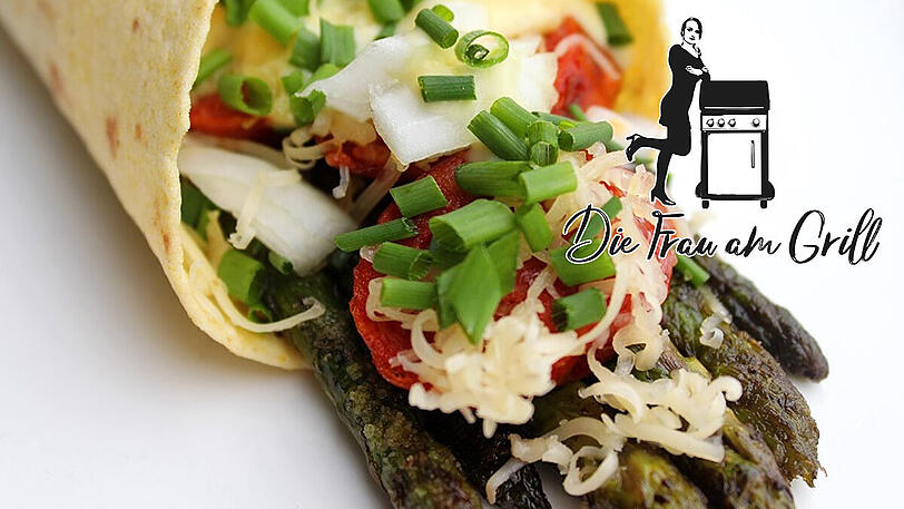 So lecker sieht er aus: der Spargel Chorizo Wrap mit Sauce Hollandaise.