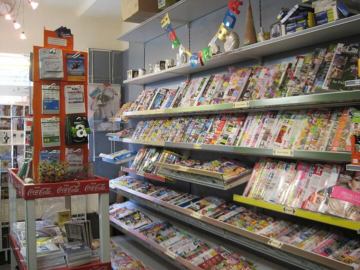 Das Sortiment umfasst neben Zeitungen und Zeitschriften auch Tabakwaren, Lottoannahme, Paket-Shop sowie feine Weine und andere Getränke.