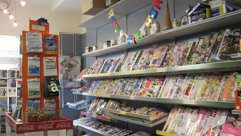 Das Sortiment umfasst neben Zeitungen und Zeitschriften auch Tabakwaren, Lottoannahme, Paket-Shop sowie feine Weine und andere Getränke. Das Sortiment umfasst neben Zeitungen und Zeitschriften auch Tabakwaren, Lottoannahme, Paket-Shop sowie feine Weine und andere Getränke.