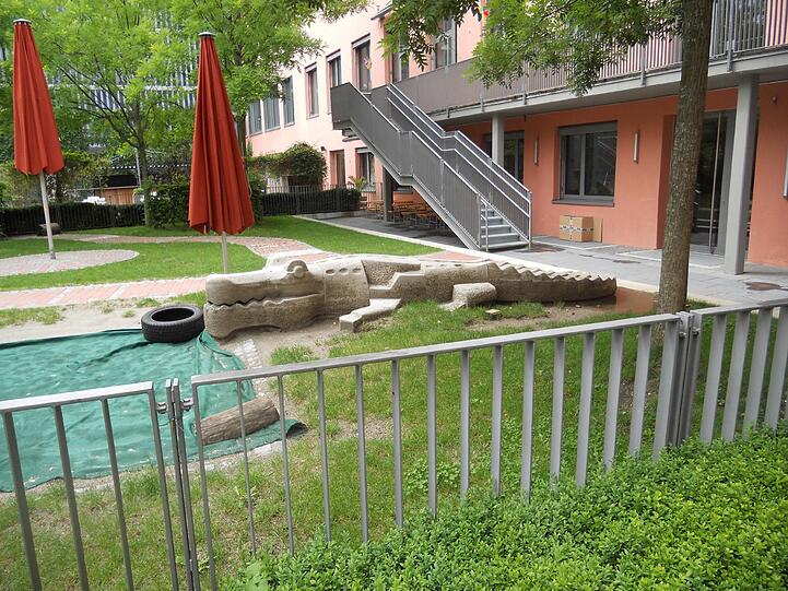 Das Sitz-Krokodil ist in einem Schwabinger Kindergarten zu sehen.
