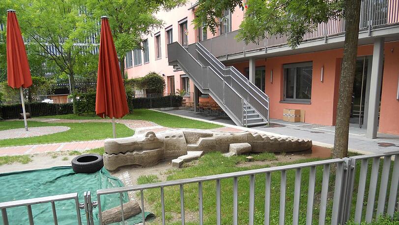 Das Sitz-Krokodil ist in einem Schwabinger Kindergarten zu sehen. Das Sitz-Krokodil ist in einem Schwabinger Kindergarten zu sehen.
