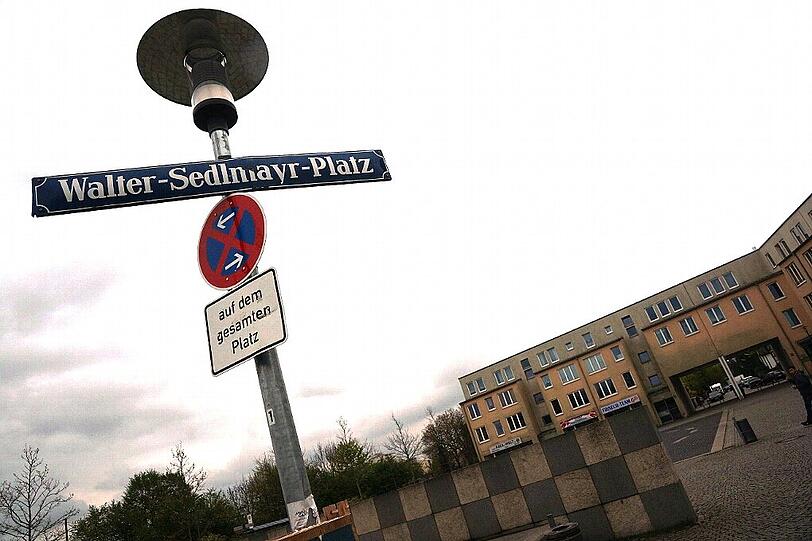 Tristesse rundherum: Der Walter-Sedlmyr-Platz in Feldmoching erfüllt im Moment noch nicht die Funktion eines Stadtteilzentrums. Durch eine neue Bebauung und einen Supermarkt soll sich das ändern.