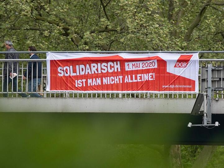 Ein DGB-Transparent ruft zur Solidarität auf.
