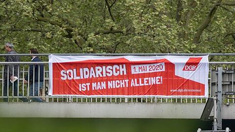 Ein DGB-Transparent ruft zur Solidarität auf.