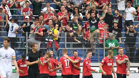 Hannovers Spieler jubeln über das 1:0 gegen den FC St. Pauli.