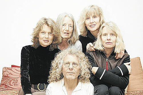 Gruppenbild mit Damen: Rainer Langhans mit Brigitte Streubel, Christa Ritter, Jutta Winkelmann und Gisela Getty (von links).