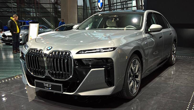 Ein BMW THE i7 in der BMW-Welt. Unter anderem für die 7er Baureihe erwartet Vorstandschef Zipse gute Zahlen.