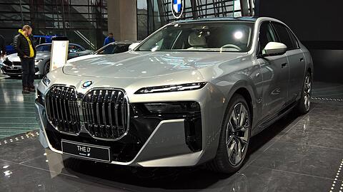 Ein BMW THE i7 in der BMW-Welt. Unter anderem für die 7er Baureihe erwartet Vorstandschef Zipse gute Zahlen.