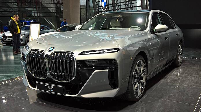 Ein BMW THE i7 in der BMW-Welt. Unter anderem für die 7er Baureihe erwartet Vorstandschef Zipse gute Zahlen.
