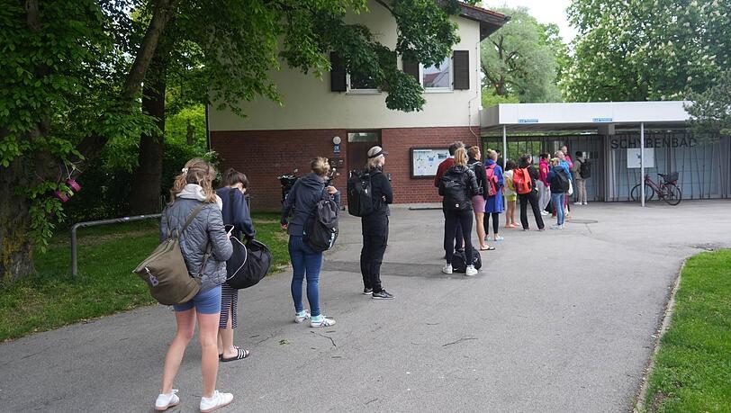 Um sieben Uhr in der Früh hat sich zum Saisonauftakt am Eingang bereits eine Schlange gebildet.