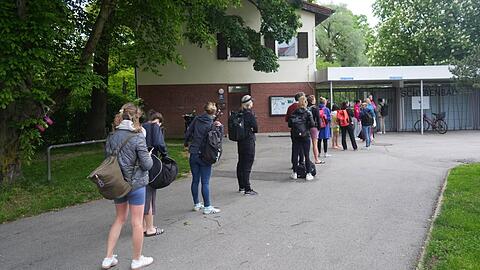 Um sieben Uhr in der Früh hat sich zum Saisonauftakt am Eingang bereits eine Schlange gebildet.