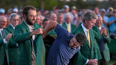 Vorjahressieger Scottie Scheffler streifte McIlroy das grüne Jackett über.