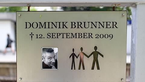 Eine Gedenktafel erinnert an die Tat vor mehr als 15 Jahren. (Archivbild)