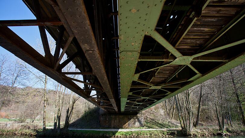 Wegen maroder Brücken im Pegnitztal bliebt die Bahnstrecke Hersbruck- Pegnitz länger gesperrt. (Archivbild) Wegen maroder Brücken im Pegnitztal bliebt die Bahnstrecke Hersbruck- Pegnitz länger gesperrt. (Archivbild)