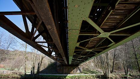 Wegen maroder Brücken im Pegnitztal bliebt die Bahnstrecke Hersbruck- Pegnitz länger gesperrt. (Archivbild)
