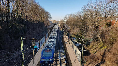 Blick vom Schmederersteg in Obergiesing Richtung Isar: Dort vorne auf H&ouml;he Kolumbusplatz k&ouml;nnten einmal auch Regionalz&uuml;ge halten.