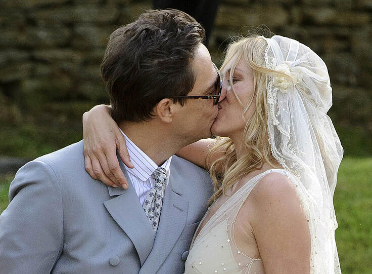 Kate Moss und Jamie Hince küssen sich nach der Hochzeit in Southrop.