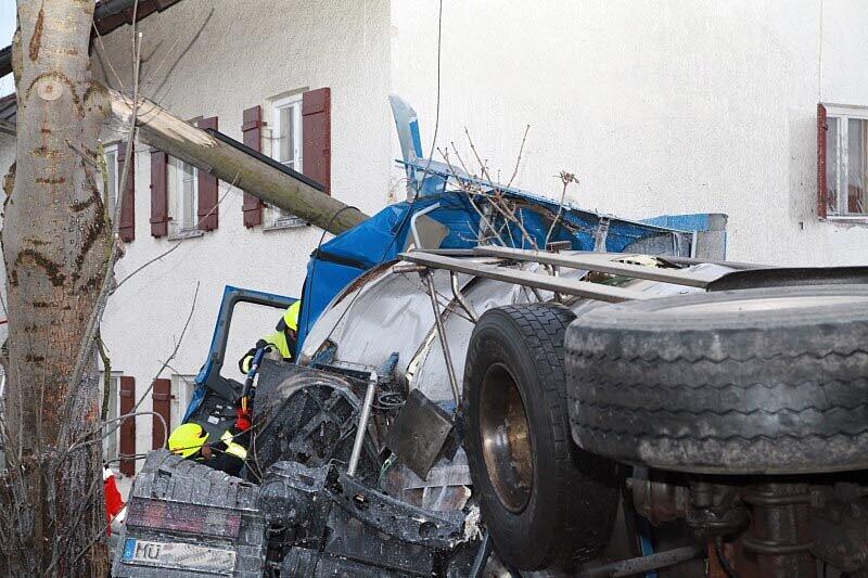 Ein mit 25 Tonnen Rahm beladener Lkw stößt am Sonntagmorgen mit einem BMW zusammen, stürzt in einen Graben und begräbt das Auto halb unter sich.