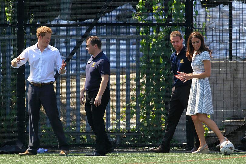 Tischtennis, Fußball, Judo - Prinzessin Kate ist bereit für die Olympischen Spiele. Gemeinsam mit Prinz William nahm sie gestern die Fackel in Empfang. Die Bilder.
