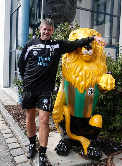 Der neue Löwen-Coach Friedhelm Funkel bei der ersten Trainingseinheit an der Grünwalder.