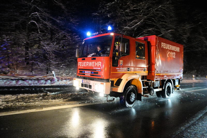 junge Frau prallte mit ihrem Fahrzeug gegen einen Anpralldämpfer.