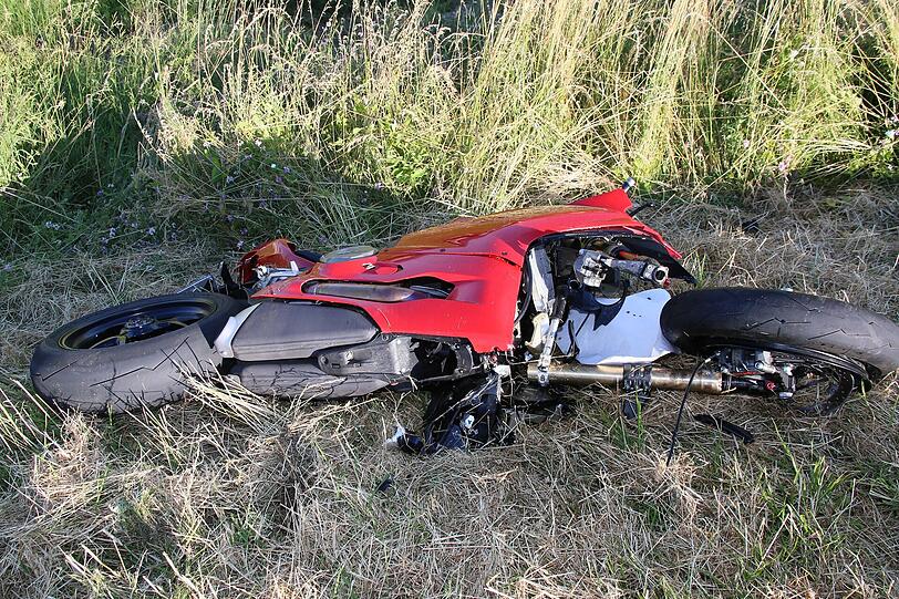 Am Mittwoch kam es bei einem Überholvorgang zu einem Unfall. Ein Motoradfahrer wurde schwer verletzt.