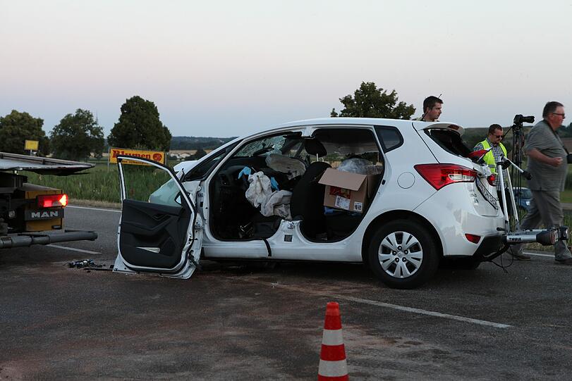 Ein 53-jähriger Autofahrer ist zwischen Wasserfall und Ansbach frontal in den Wagen eines Ehepaars gerast. Die Bilder der Unfallstelle.
