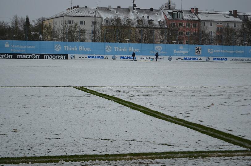Die Löwen im Schnee: Der TSV 1860 musste am Freitag vor Beginn des Trainingslagers auf weißem - und nicht wie gewohnt auf grünem - Untergrund trainieren.